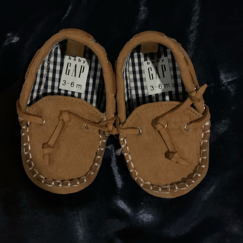 NWOT - tan - gingham lined loafer 3-6 month